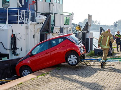 Auto bijna te water in de haven in Maassluis